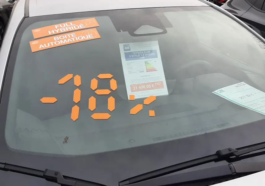 Gros plan sur la roue avant droite du Toyota C-HR gris minéral avec jante alliage bicolore 18 pouces.