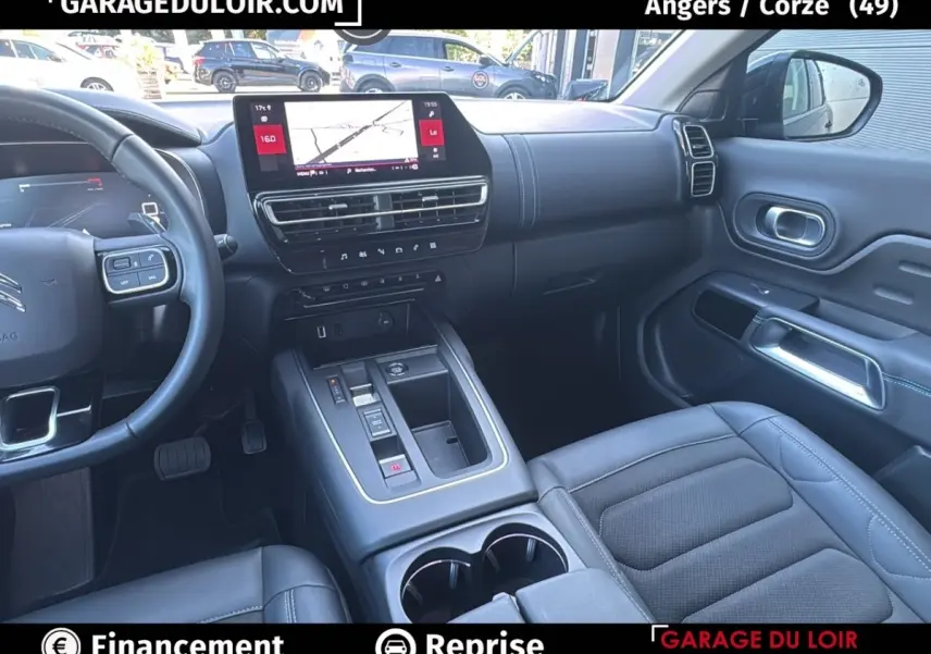 Vue intérieure côté conducteur du tableau de bord et console centrale noire du Citroën C5 Aircross 2025.