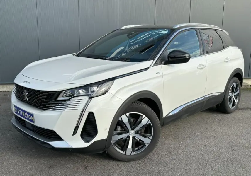 Peugeot 3008 GT blanc nacré en 3/4 avant droit, toit noir et jantes alliage bi-ton 18 pouces.