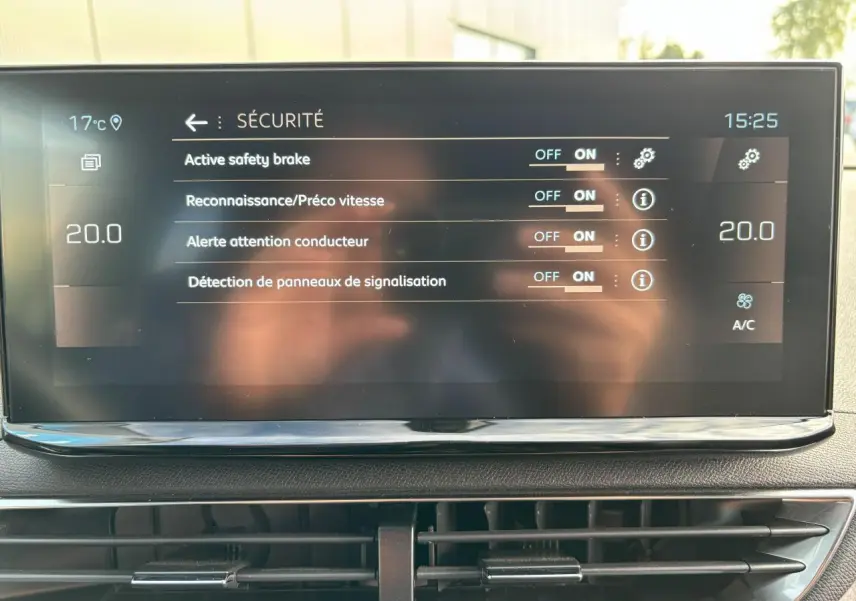 Écran tactile intérieur du Peugeot 3008 2024 affichant les réglages de sécurité, vue frontale rapprochée.
