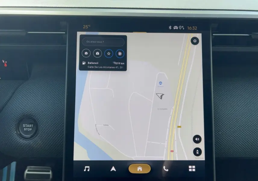 Écran tactile central affichant la navigation GPS dans l’habitacle du Citroën C5 Aircross New Hybrid 145 noir perla nera.