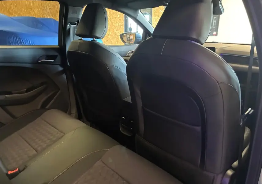 Vue intérieure arrière du MG3 1.5 HYBRID+ 195 LUXURY noir, sièges en cuir noir et détails modernes visibles.