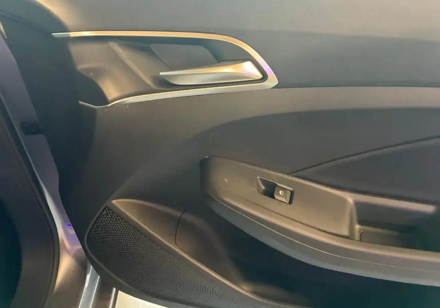Vue rapprochée de la porte intérieure côté gauche noire du MG3 1.5 HYBRID+ 195 LUXURY avec poignée argentée.