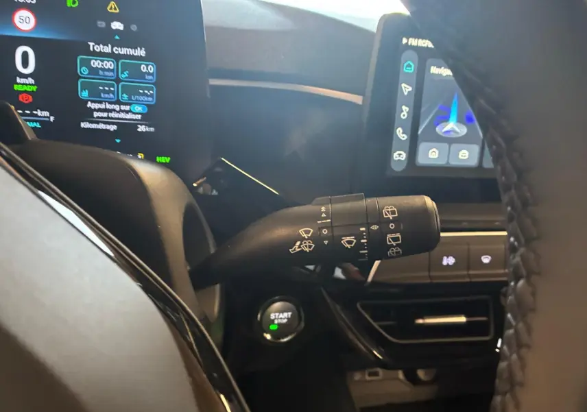 Vue rapprochée du commodo d’essuie-glace et du tableau de bord numérique d’une MG3 noire, version 1.5 Hybrid+ 195 Luxury.