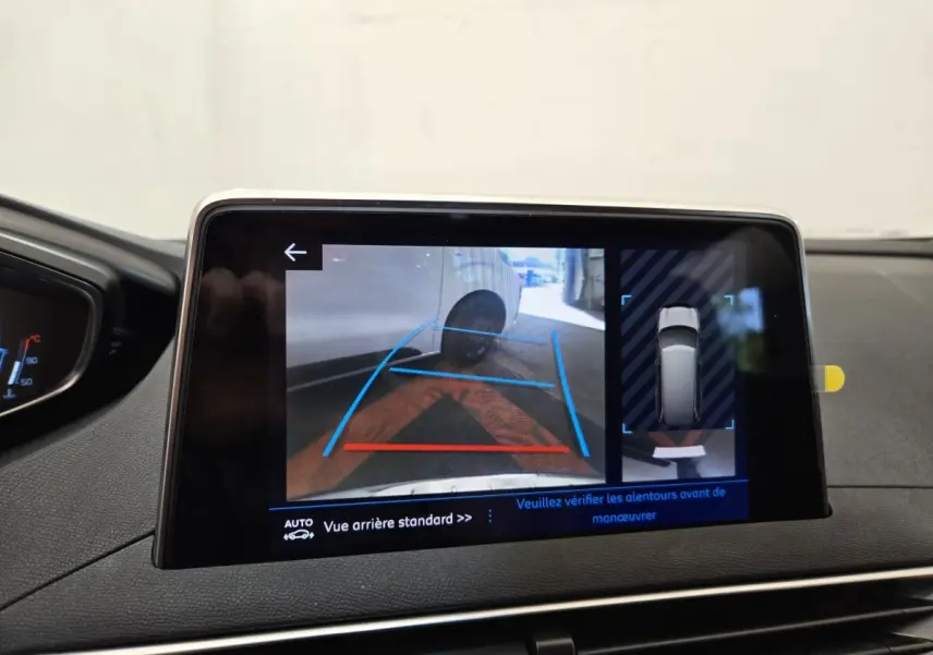Écran tactile intérieur montrant la caméra de recul et l'aide au stationnement du Peugeot 5008 gris clair.