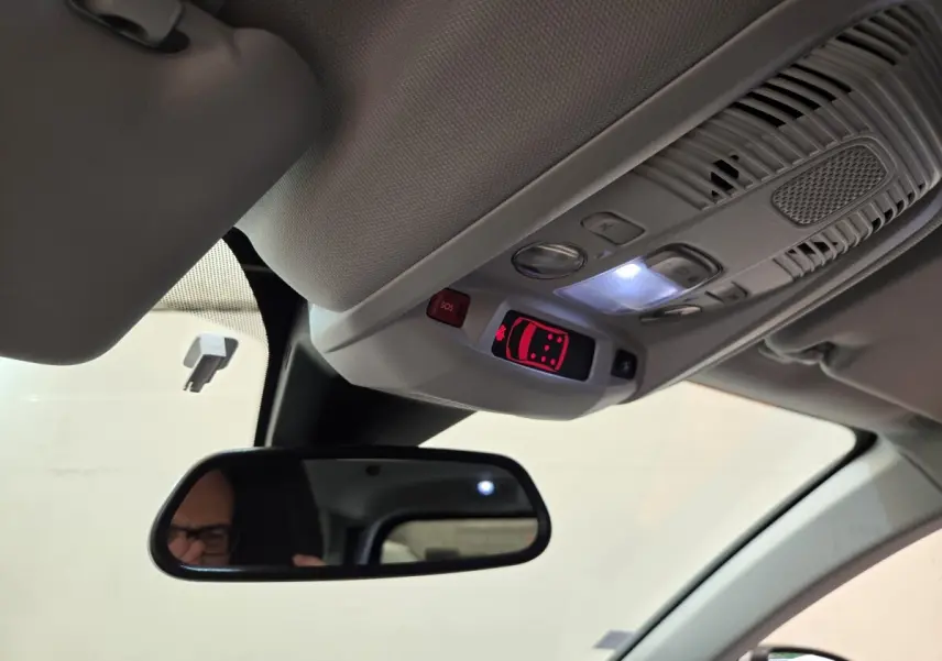 Vue intérieure du plafonnier gris clair avec commandes et rétroviseur central du Peugeot 5008 2020 Essence.