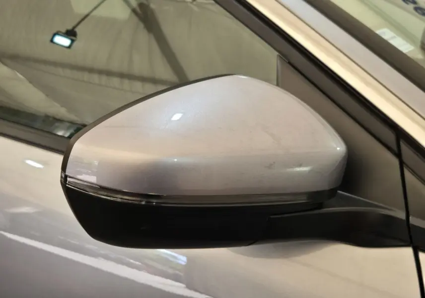 Rétroviseur côté gauche gris clair du Peugeot 5008 2020, avec clignotant intégré et carrosserie visible en arrière-plan.