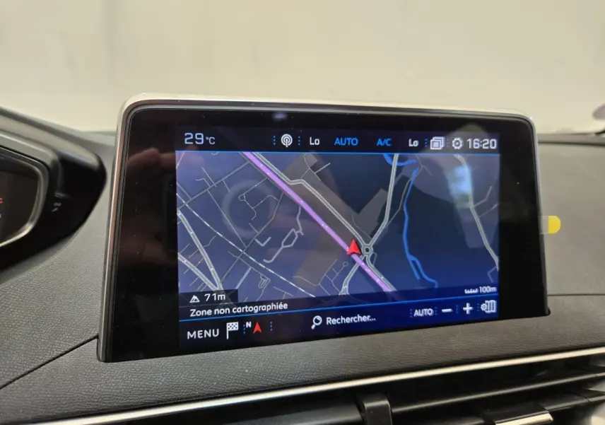 Écran tactile central du tableau de bord du Peugeot 5008 gris clair, affichant la navigation GPS en intérieur.