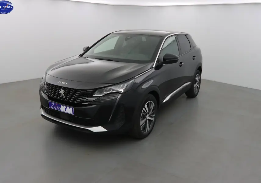 Peugeot 3008 noir Perla Nera en 3/4 avant droit, soulignant sa calandre moderne et ses jantes bi-ton.