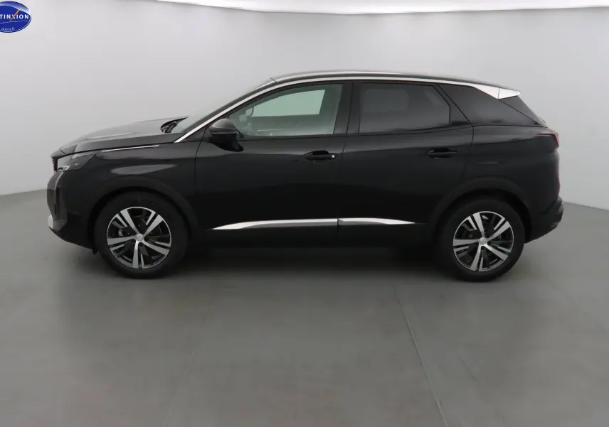 Profil côté gauche d'un Peugeot 3008 noir Perla Nera 2023 avec toit blanc et jantes alliage bicolores.
