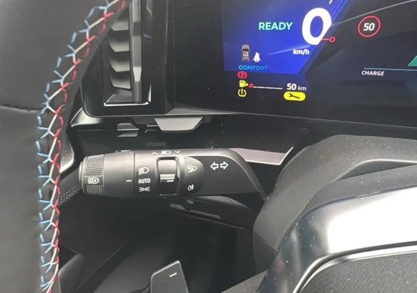 Détail de la commande des phares et clignotants à gauche du volant du Renault Austral E-Tech 200 gris schiste 2025.