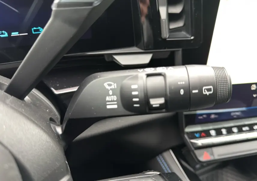 Gros plan sur la commande d'essuie-glace du Renault Austral E-Tech 200 Esprit Alpine Plus 2025, intérieur noir moderne.