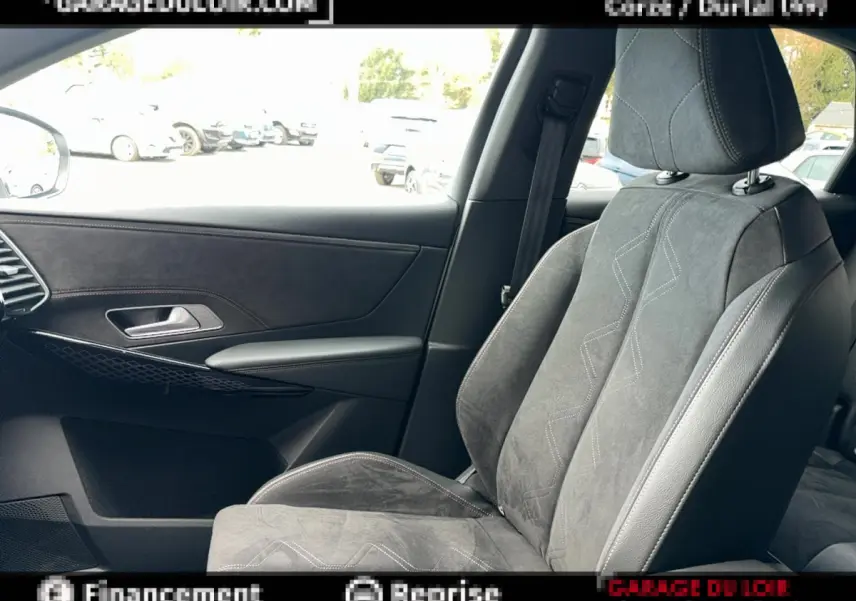 Vue intérieure côté passager avant du DS7 Crossback 2020, siège en alcantara gris avec surpiqûres contrastées.