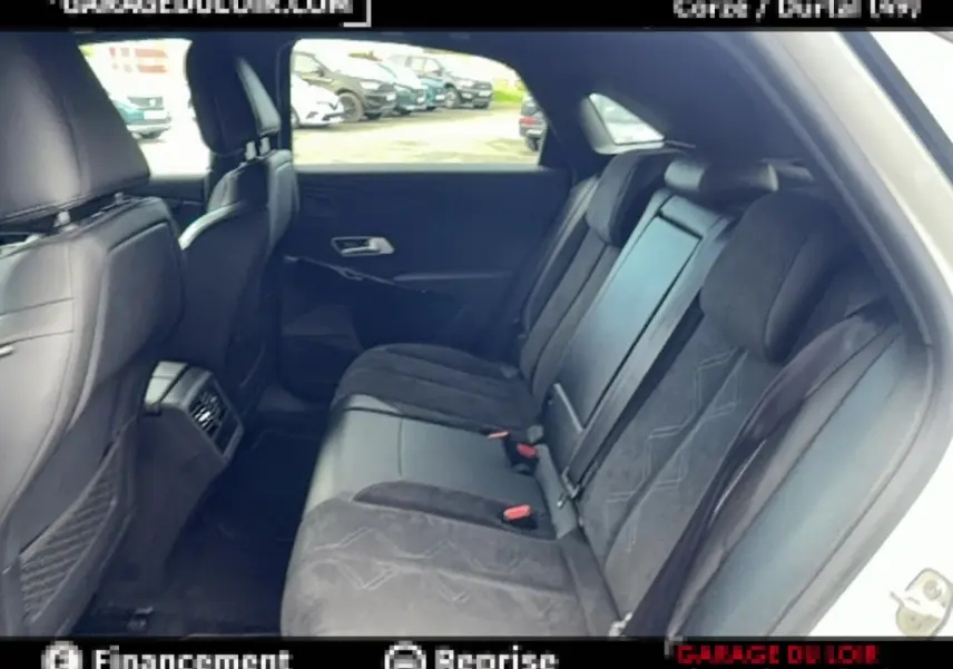 Vue intérieure arrière côté droit du DS7 Crossback blanc, montrant les sièges en cuir et alcantara noirs avec accoudoir central.