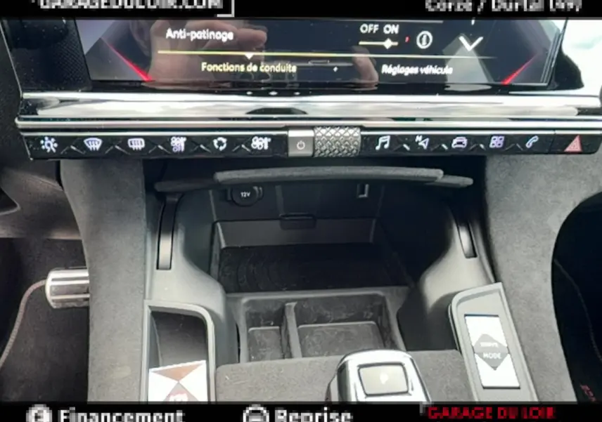 Vue rapprochée de la console centrale du DS7 Crossback blanc, avec écran tactile et commandes de conduite visibles.
