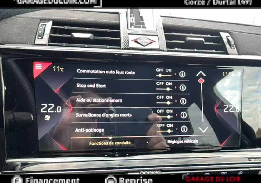 Écran tactile central du tableau de bord du DS7 Crossback blanc, affichant les réglages des aides à la conduite.