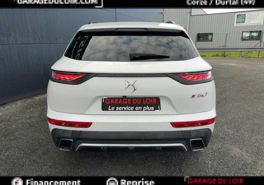 Vue arrière d’un DS7 Crossback blanc avec feux LED distinctifs et double sortie d’échappement carrée.