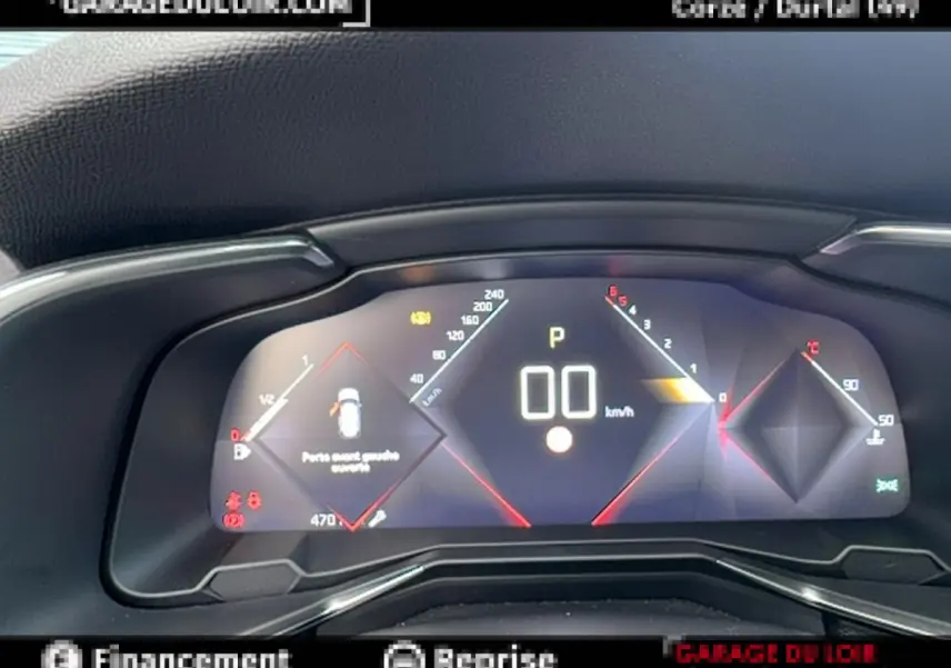 Tableau de bord numérique du DS7 Crossback blanc, affichage digital central avec vitesse à 0 km/h.