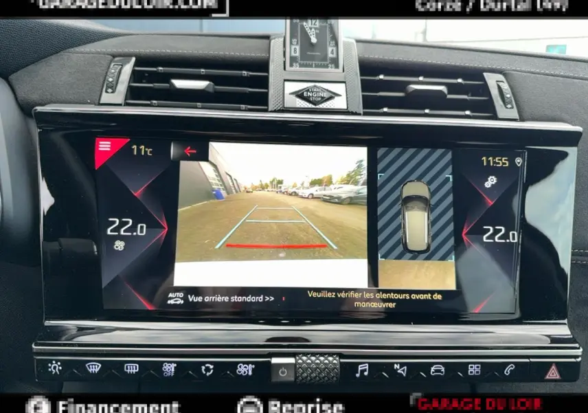 Écran tactile central du DS7 Crossback blanc montrant la caméra de recul et l'affichage de la climatisation à 22°C.