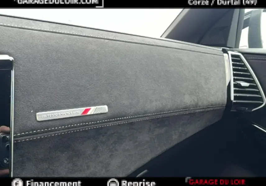 Vue intérieure côté passager du tableau de bord noir avec badge DS Performance Line sur DS7 Crossback 2020.