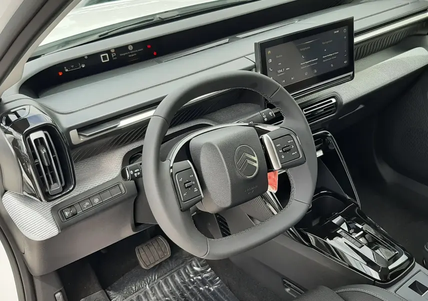 Vue intérieure côté conducteur du Citroën C3 Aircross 2026, tableau de bord moderne noir avec écran tactile central.