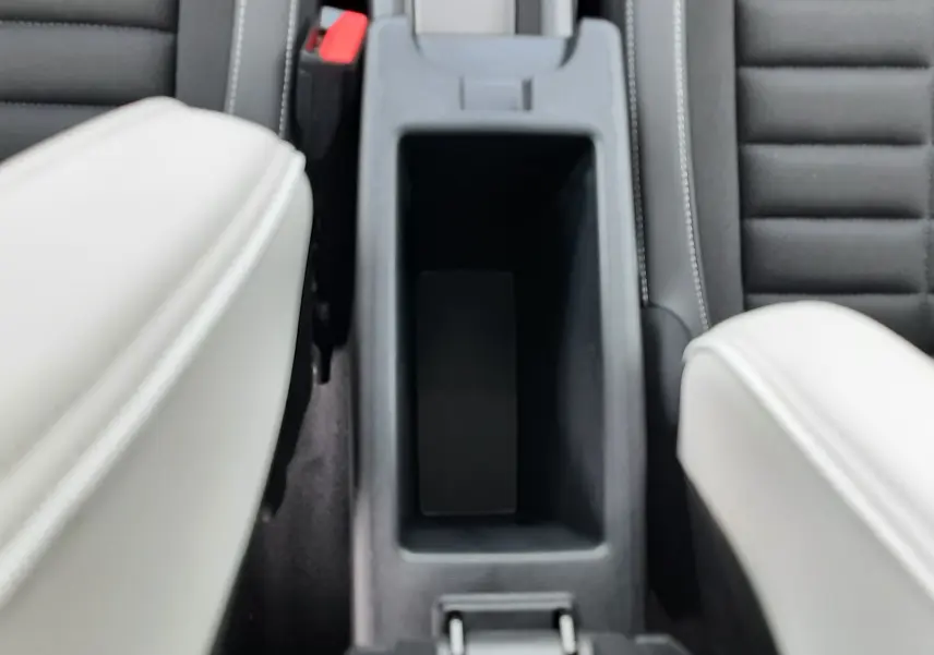 Vue plongeante sur la console centrale et les sièges avant bicolores noir et blanc du Citroën C3 Aircross 2026.