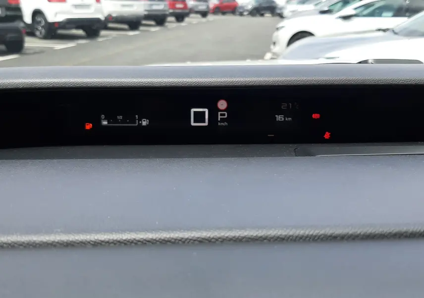 Tableau de bord numérique de Citroën C3 Aircross 2026 affichant la vitesse à 0 km/h et une autonomie de 16 km.