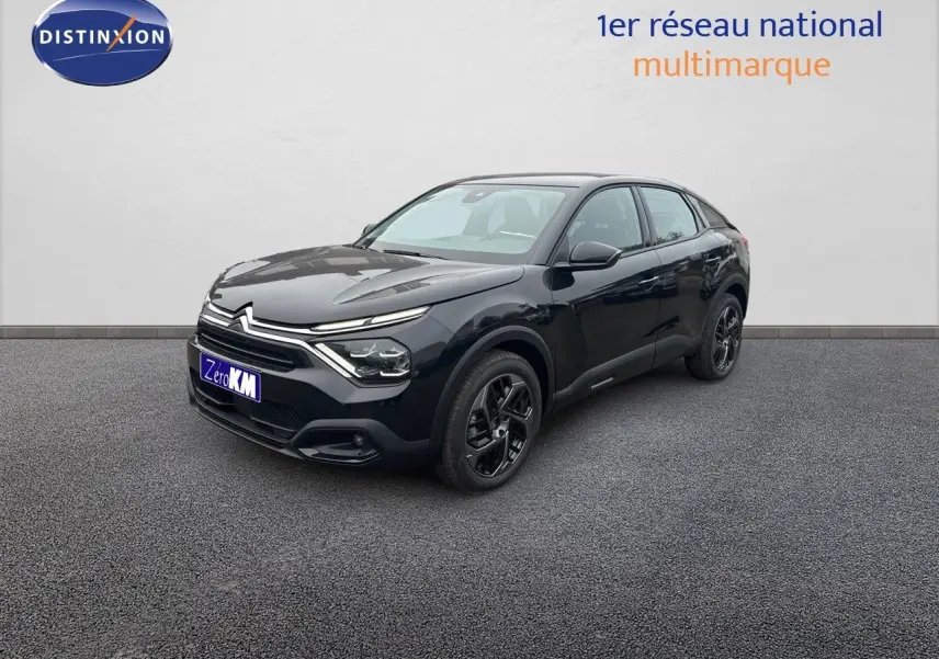 Citroën C4 2024 noir métal vue 3/4 avant droit avec feux LED et jantes noires biton.