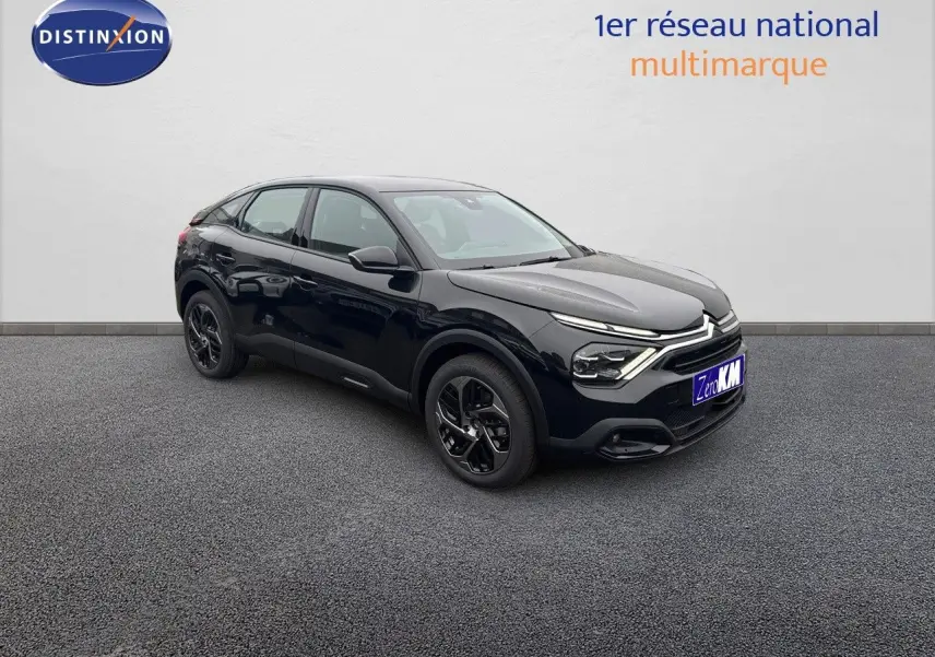 Citroën C4 noir métal vue 3/4 avant droit, avec signature lumineuse LED et jantes bi-ton noires.