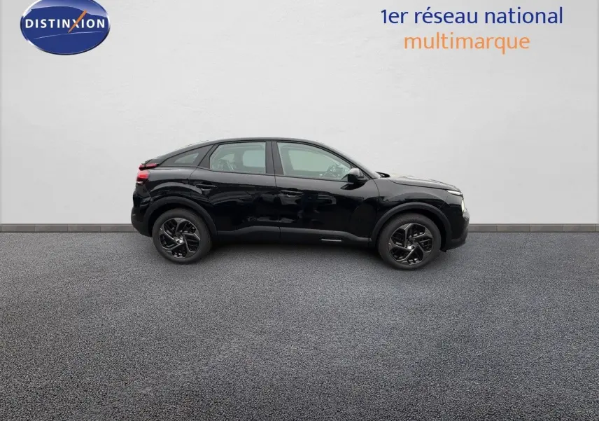 Profil côté gauche d'une Citroën C4 noire métallisée 2024, avec jantes bi-ton et lignes fluides modernes.