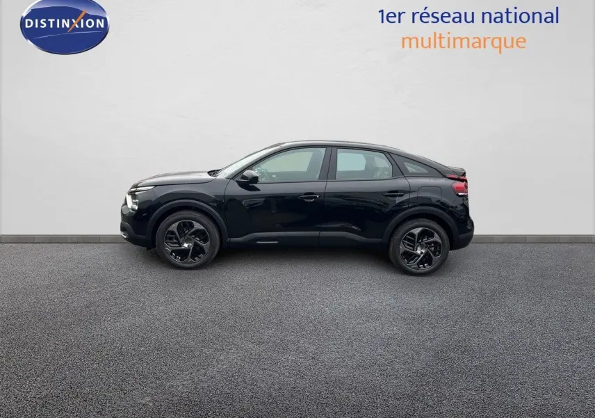 Profil côté gauche d'une Citroën C4 2024 noir métal avec jantes bi-ton et lignes fluides modernes.