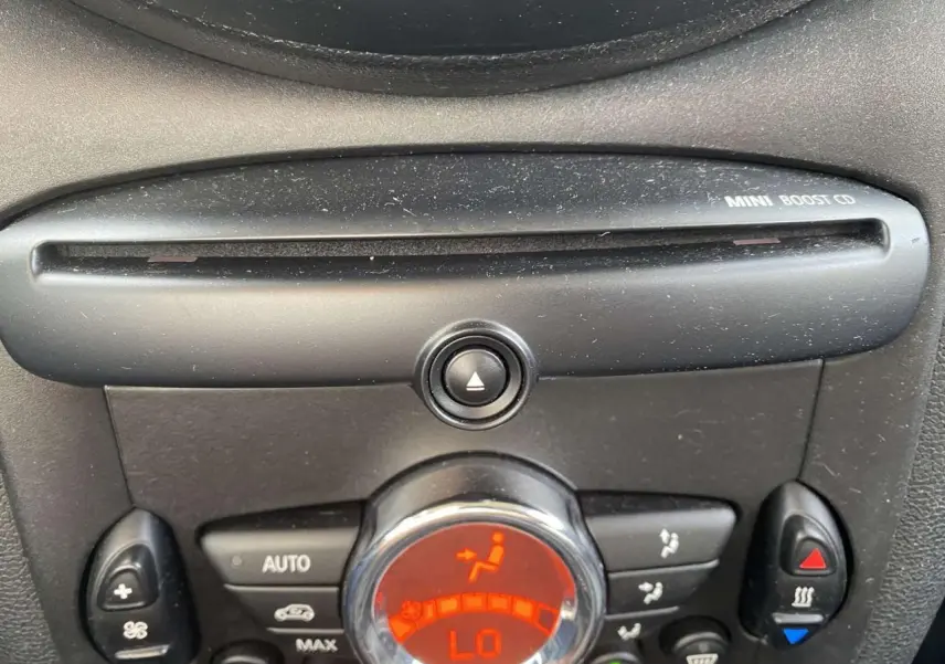 Gros plan sur la commande de climatisation automatique de la MINI Countryman gris clair, affichage digital rouge.