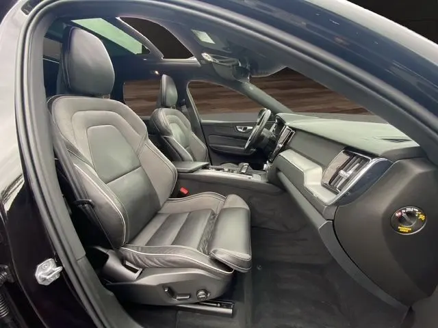 Intérieur noir du Volvo XC60 B4 R-Design 2021 vu côté droit, sièges cuir et toit panoramique visibles