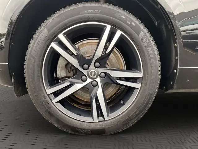 Gros plan sur la roue avant droite noire du Volvo XC60 2021, mettant en valeur la jante alliage 5 branches bicolore.