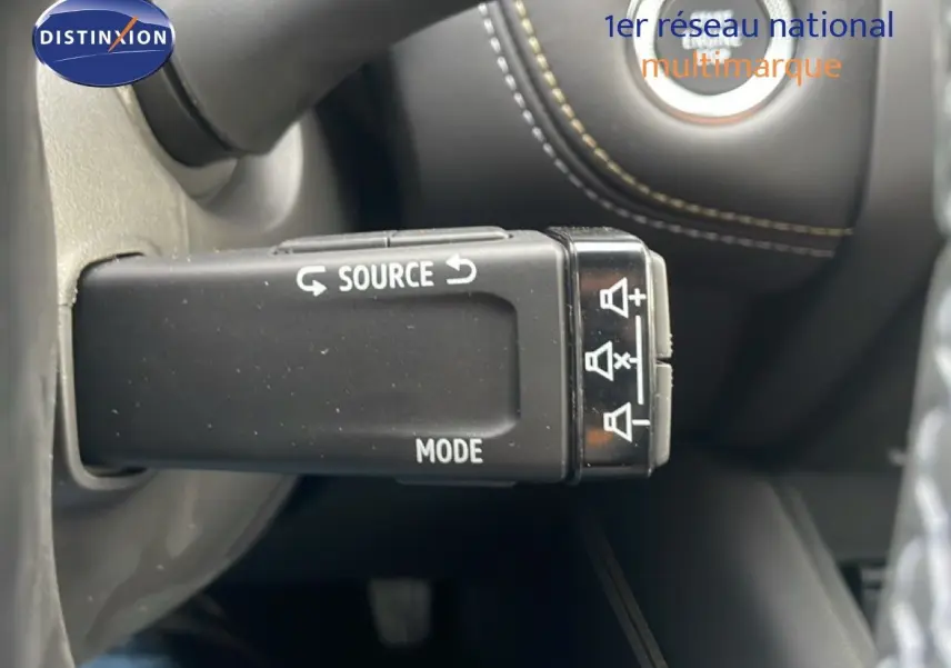 Gros plan sur la commande au volant noir avec fonctions source et mode du Renault Symbioz 2025 finition Iconic.