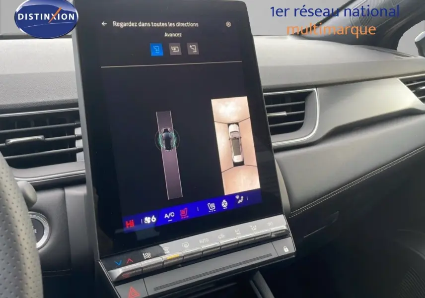 Vue rapprochée de la console centrale et écran tactile du Renault Symbioz noir étoile métal, affichant la caméra 360° et commandes climatisation.
