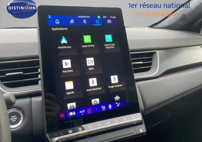 Écran tactile central affichant les applications multimédia dans l'habitacle du Renault Symbioz noir étoile métal, vue de face.