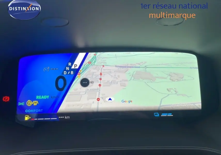 Tableau de bord numérique du Renault Symbioz 2025 affichant la navigation Google Maps et informations de conduite.