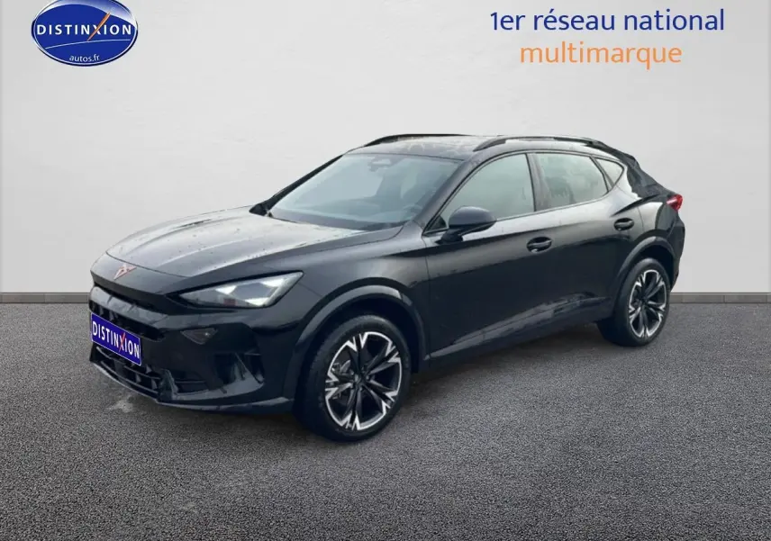 Vue 3/4 avant d’un CUPRA Formentor noir 2025 avec jantes 18 pouces et barres de toit noires.