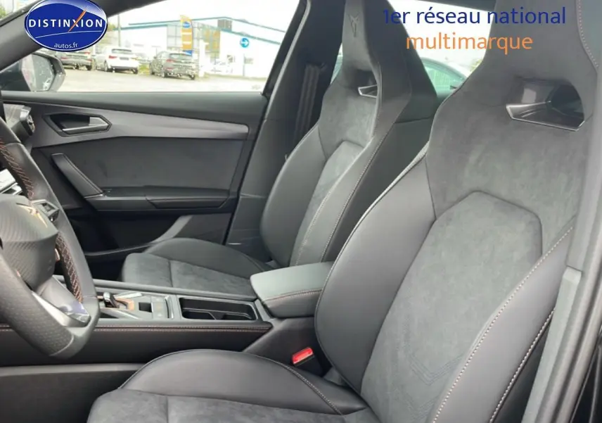 Vue intérieure côté droit montrant les sièges sport en cuir et alcantara gris du CUPRA Formentor noir 2025.