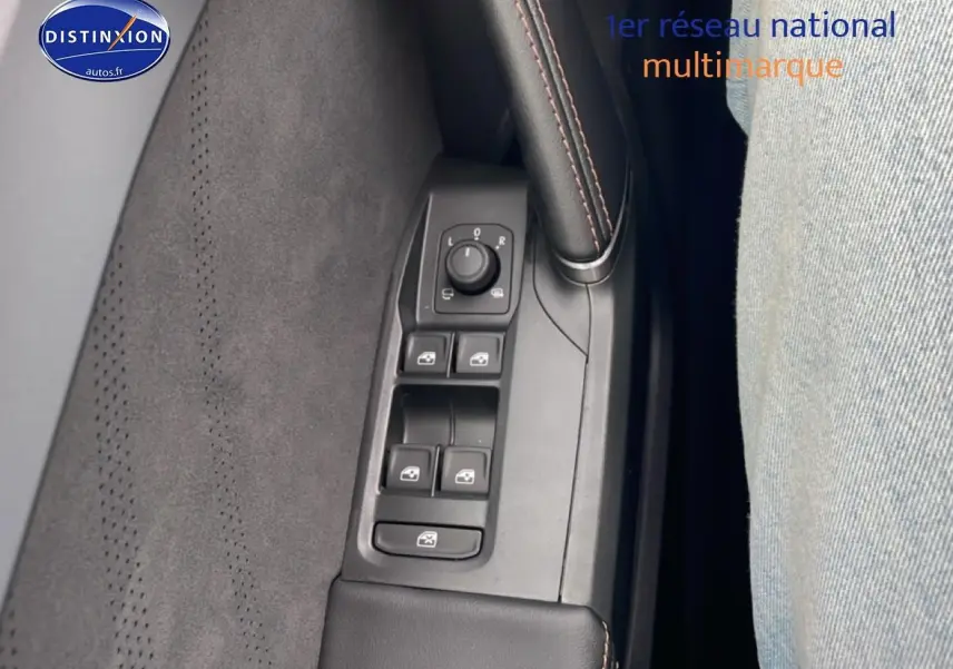 Gros plan sur la commande des vitres et rétroviseurs côté conducteur du CUPRA Formentor noir, avec surpiqûres marron.