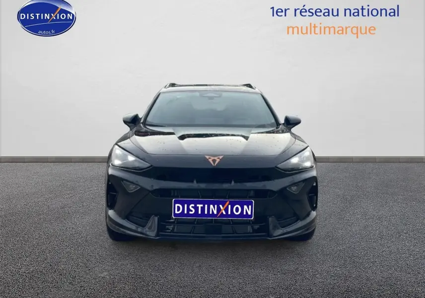 Vue avant d'un CUPRA Formentor noir 2025 avec logo cuivré et calandre sportive sur fond neutre.