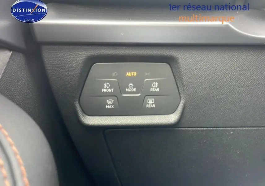 Gros plan sur les commandes d’éclairage noir mat du tableau de bord du CUPRA Formentor 2025.