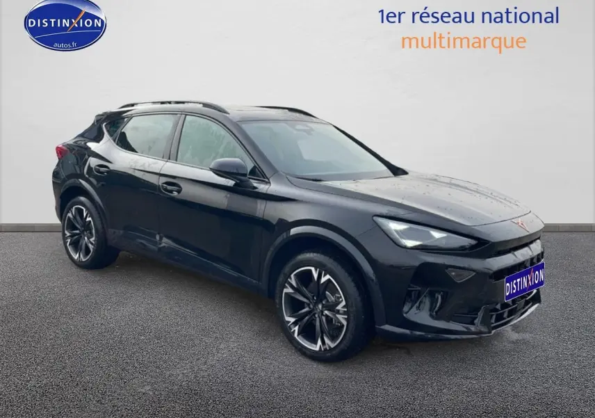 Vue 3/4 avant d'un CUPRA Formentor noir 2025 avec jantes 18 pouces et barres de toit noires.