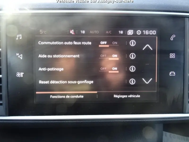 Écran tactile central de la Peugeot 308 SW noir affichant les réglages d'aide à la conduite et de stationnement.