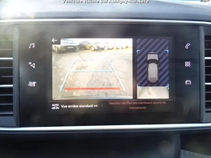 Écran tactile du Peugeot 308 SW noir montrant la caméra de recul et l'aide au stationnement arrière en vue arrière standard.