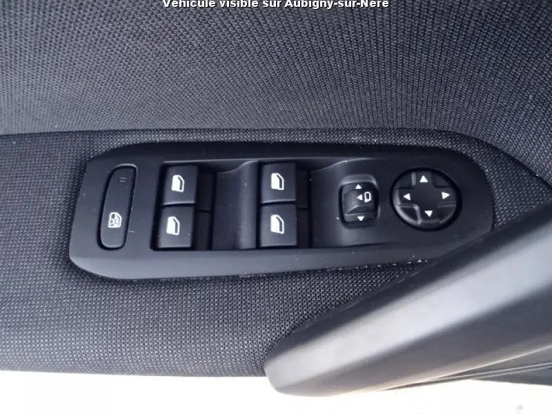 Panneau de commandes des lève-vitres et réglages des rétroviseurs côté conducteur d'une Peugeot 308 SW noire de 2018.