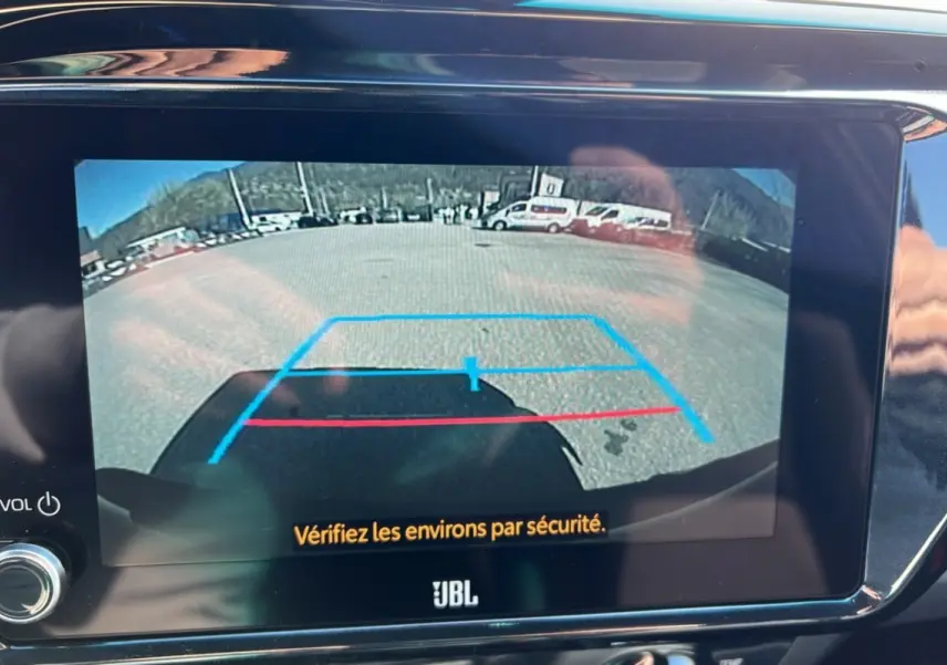 Vue caméra de recul du Toyota Hilux 2025 bronze impérial, affichant les repères de stationnement sur écran JBL.
