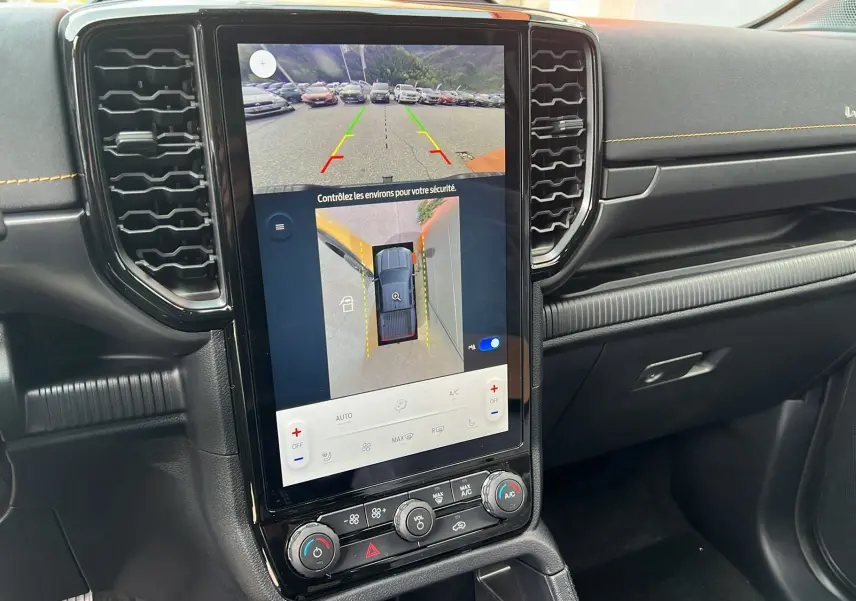 Vue rapprochée de l'écran central tactile du Ford Ranger 2025 Wildtrak Cyber orange, avec caméra de recul active.