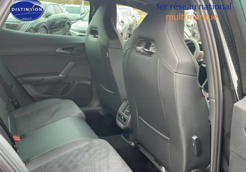 Vue intérieure arrière droite du CUPRA Formentor noir, montrant les sièges sport en cuir et alcantara ainsi que la console centrale avec sorties d'air.